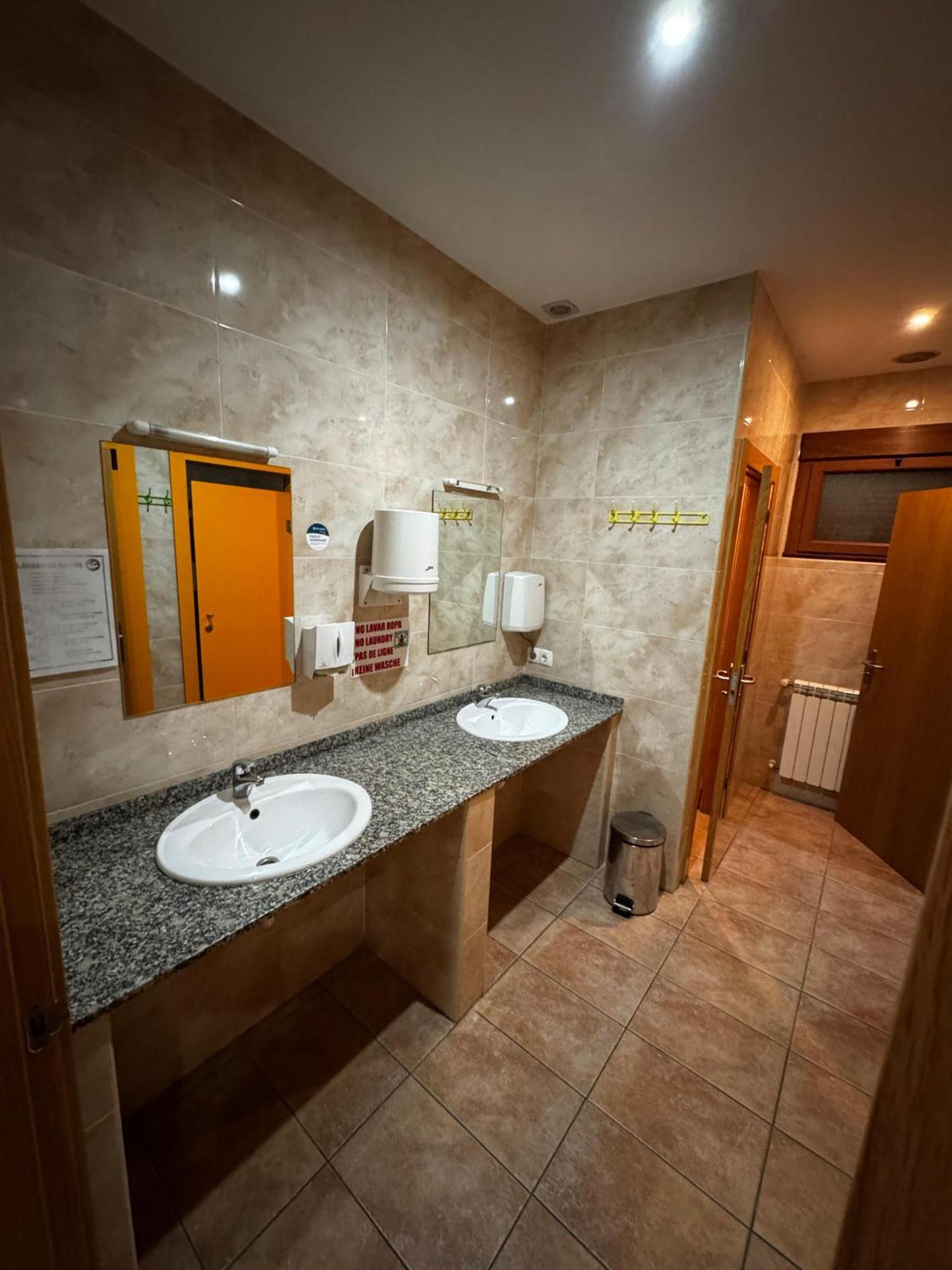 Albergue De Peregrino Cruz De Fierro Foncebadon Extérieur photo