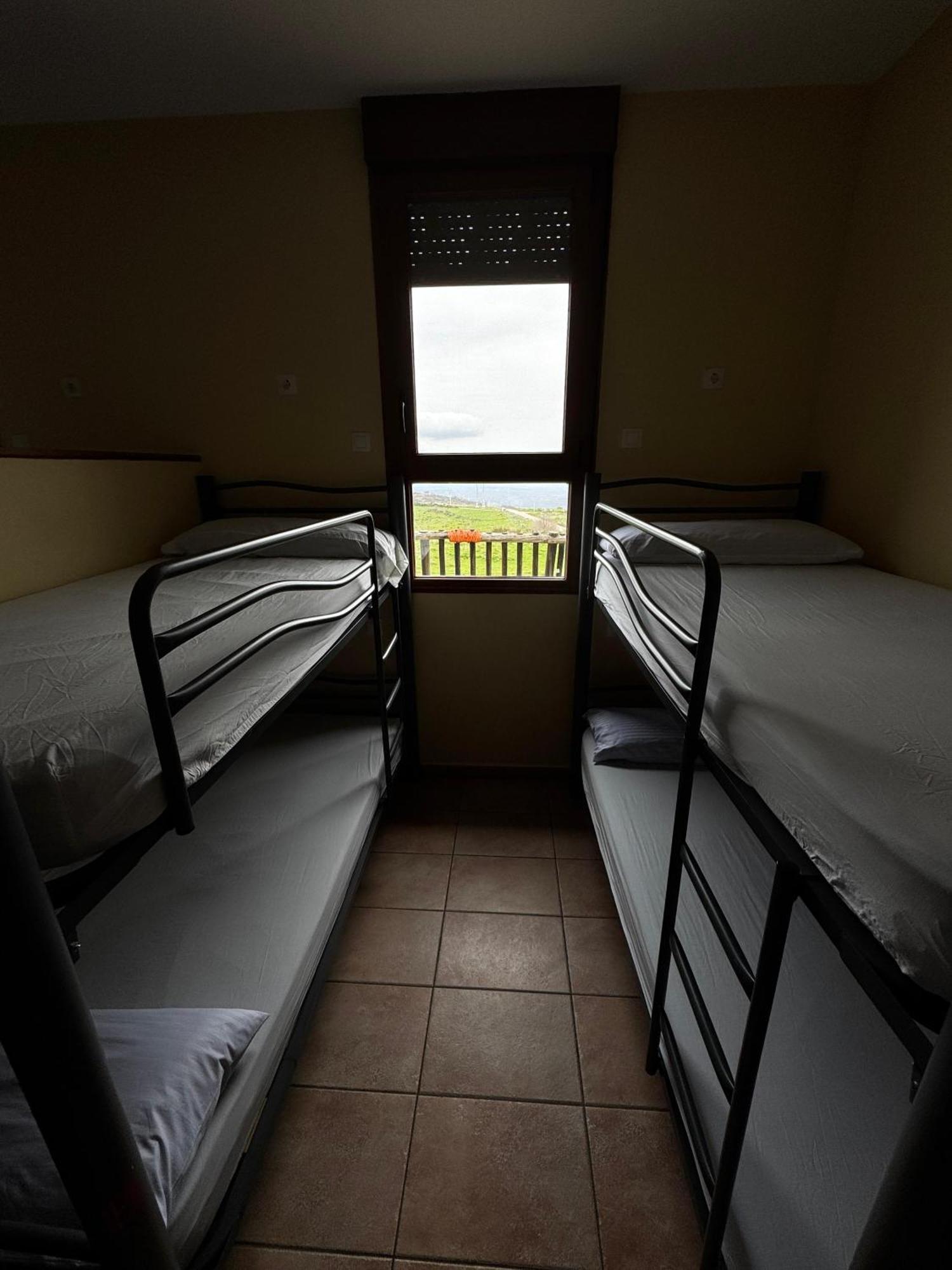 Albergue De Peregrino Cruz De Fierro Foncebadon Extérieur photo